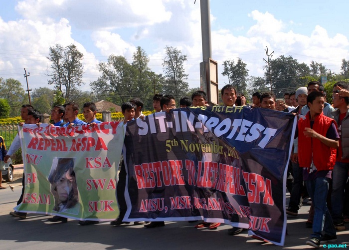 Student's stage sit-in protest in front of Kangla Gate Imphal for Irom Sharmila :: Nov 5 2011