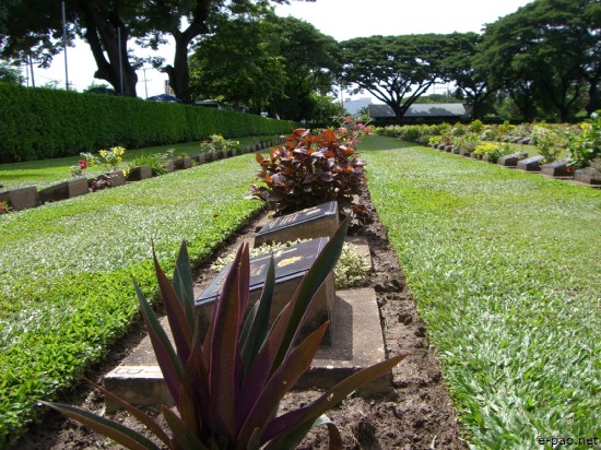 Kanchanaburi War Cemetery :: Thailand 2008