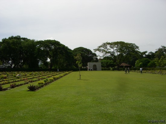 Kanchanaburi War Cemetery :: Thailand 2008