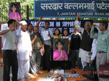 Dharna to support people's movement in Burma :: 2007