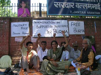 Dharna to support people's movement in Burma :: 2007
