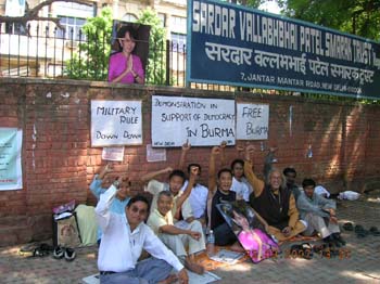 Dharna to support people's movement in Burma :: 2007
