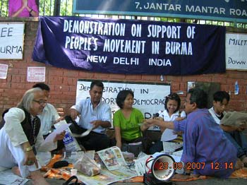 Dharna to support people's movement in Burma :: 2007