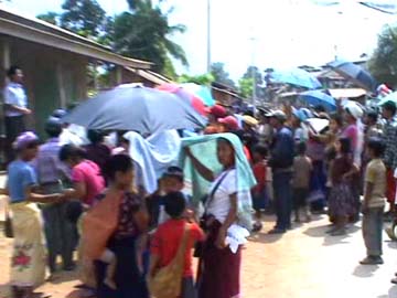 Kuki Refugees Returning to Moreh, April 2007