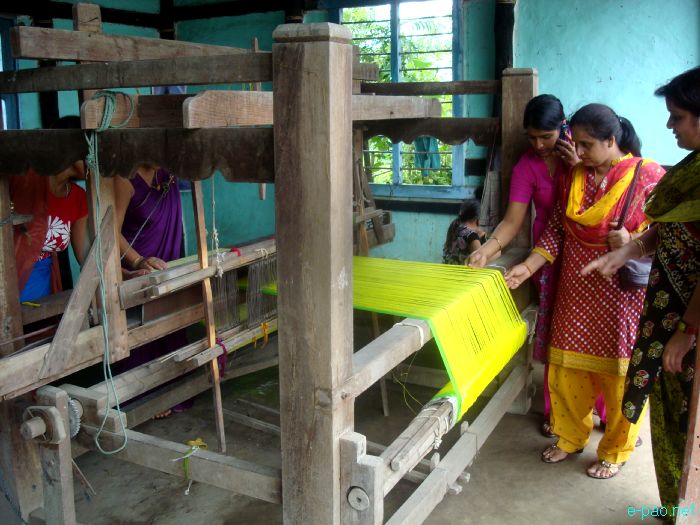 Gift handing out ceremony for widows of late BSF jawan at Nambol Phoijing :: September 20 2011