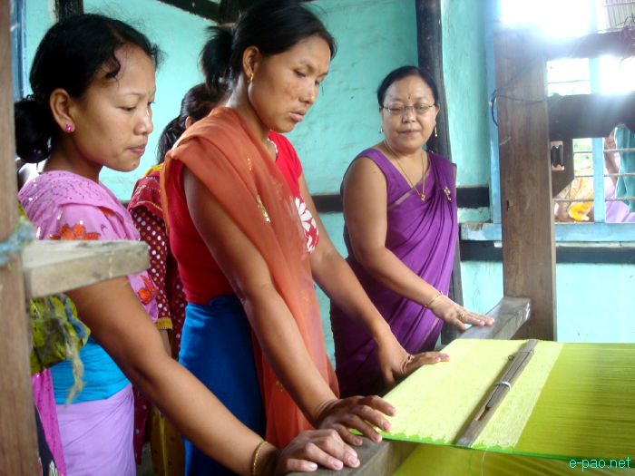 Gift handing out ceremony for widows of late BSF jawan at Nambol Phoijing :: September 20 2011