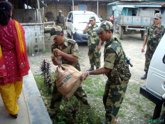 Gift handing out ceremony for widows of late BSF jawan at Nambol Phoijing :: September 20 2011