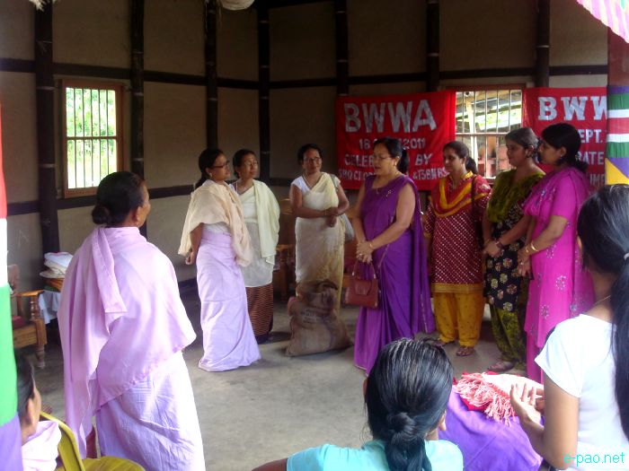 Gift handing out ceremony for widows of late BSF jawan at Nambol Phoijing :: September 20 2011