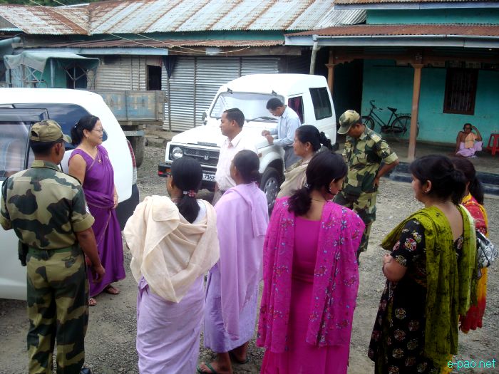 Gift handing out ceremony for widows of late BSF jawan at Nambol Phoijing :: September 20 2011