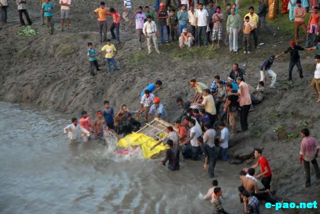 Last Day of Durga Puja Festival at  Imphal River :: 08 October 2011
