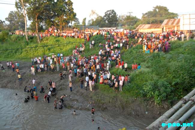 Last Day of Durga Puja Festival at  Imphal River :: 08 October 2011