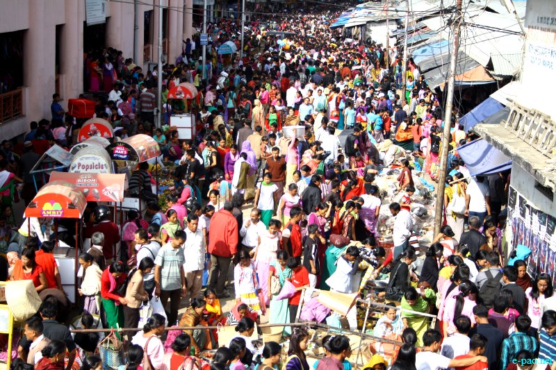 Mass of people at Ningol Chakkouba Shopping in November 201