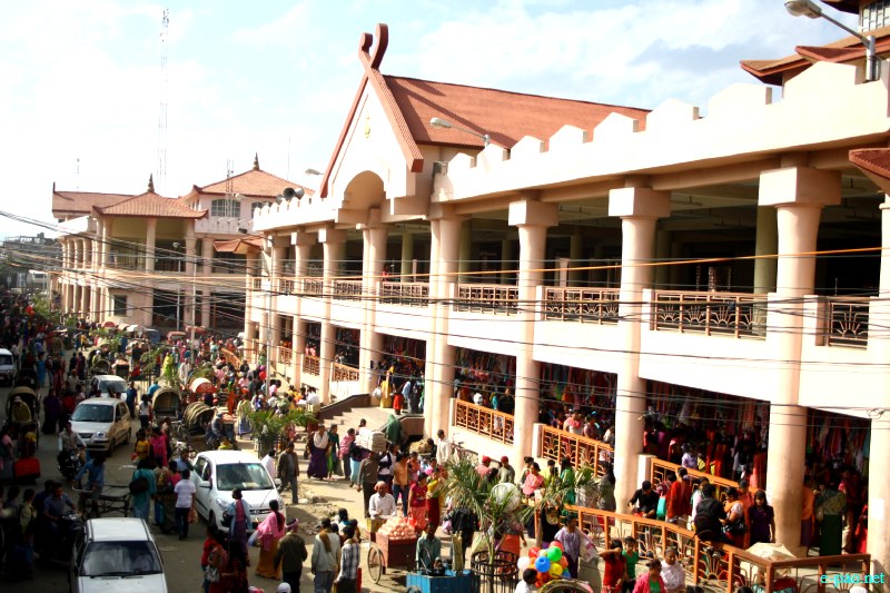 Ningol Chakkouba Shopping :: A very crowded scene at Ema Keithel, Imphal :: November 13 2012