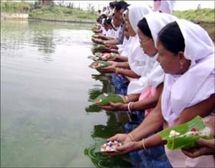 omenfolk offering their prayers at Kekrupat on the occasion of Tarpon Katpa at Imphal, Sept 27, 2007