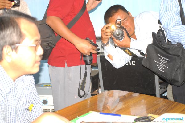 Journalist Surrender I-Card to DIPR :: 27 October 2009