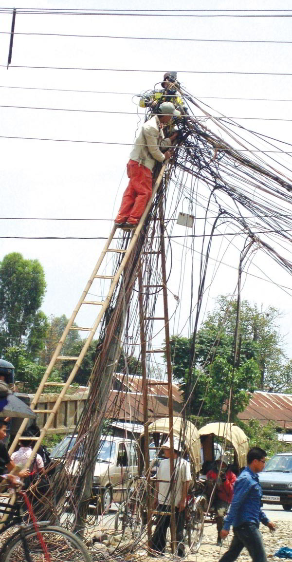 Electricity Department workers disconnecting 'dedicated' power lines at Keishampat sometime at the end of April 2011 