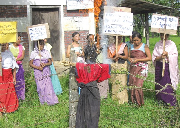 Irate women farmers burning the effigy of Agriculture minister Ph Parijat for unavailability of fertilizers in the state in affordable rate 