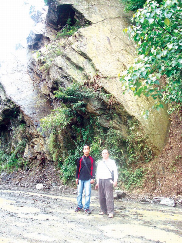 Loosening huge rock perched alarmingly at Kipgen Sinam detected by HL reporter on July 19, 2011