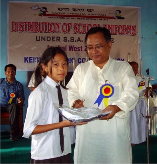 Health Minister L Jayantakumar distributing school uniforms to students under SSA scheme
