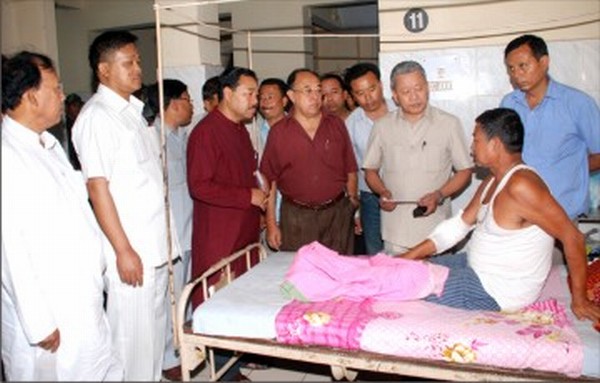 Gaikhangam along with S Achouba VP of MPCC visit the injured