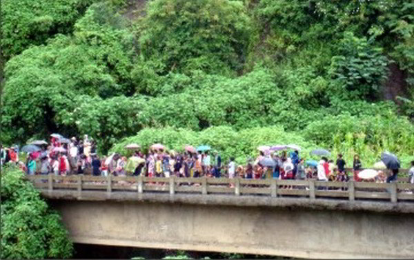 A large number of people block the bridge at Kangpokpi as part of the agitation