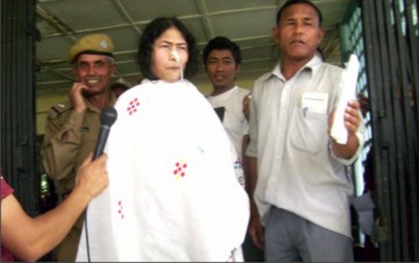 Irom Sharmila being brought to the CJM court where she spoke to media persons
