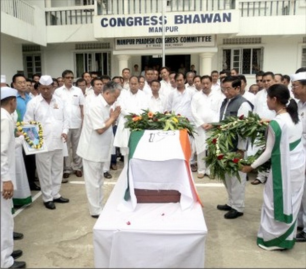 Gaikhangam lays a wreath at Congress Bhavan
