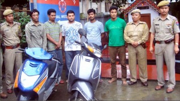 The five thieves along with the two 2 wheelers and cops