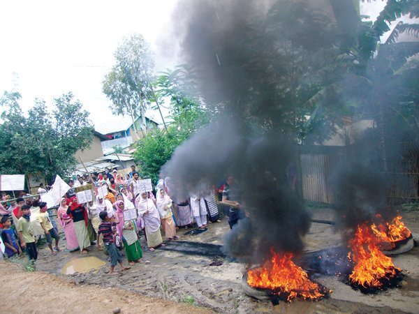 Residents of Keirao Makting Makha Lekai setting ablaze tyres