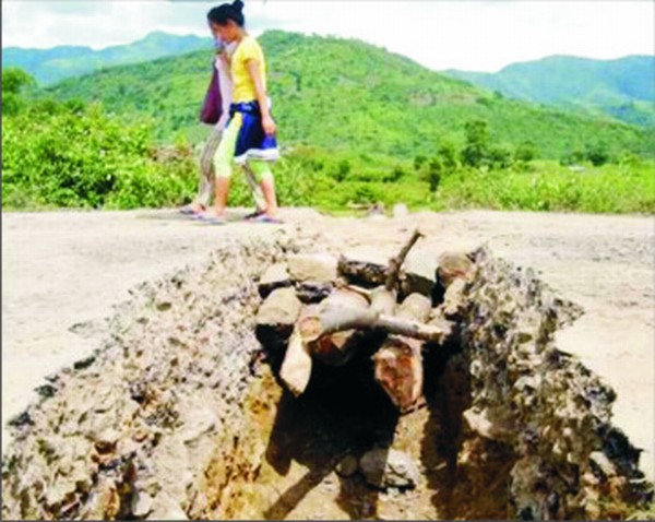 A dug up portion of NH-2 during the agitation