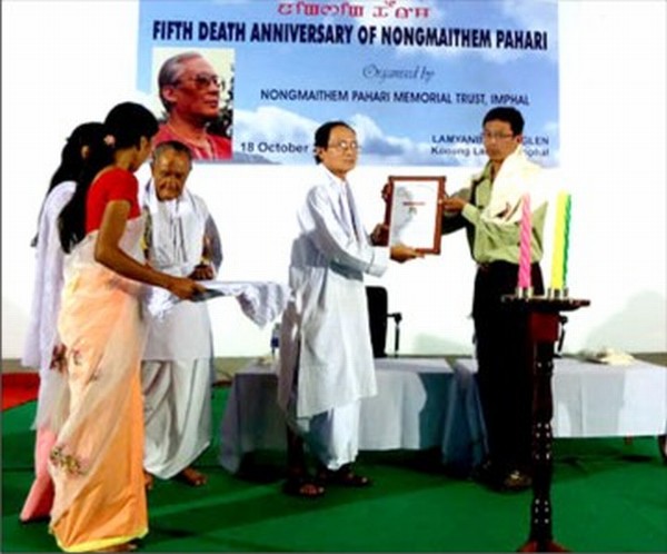 Aheibam Budhachandra's son receiving the lifetime achievement award on behalf of his father