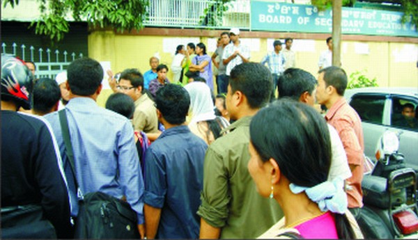 Disgruntled candidates swarm the gate of BSEM during the TET examination on Spetember 16