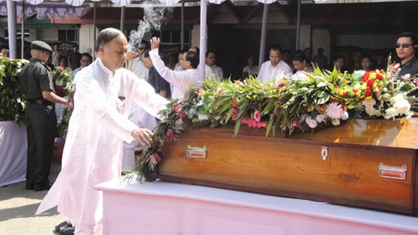 Chief Minister O Ibobi laying a wreath on the coffin of Late Wungnaoshang Keishing