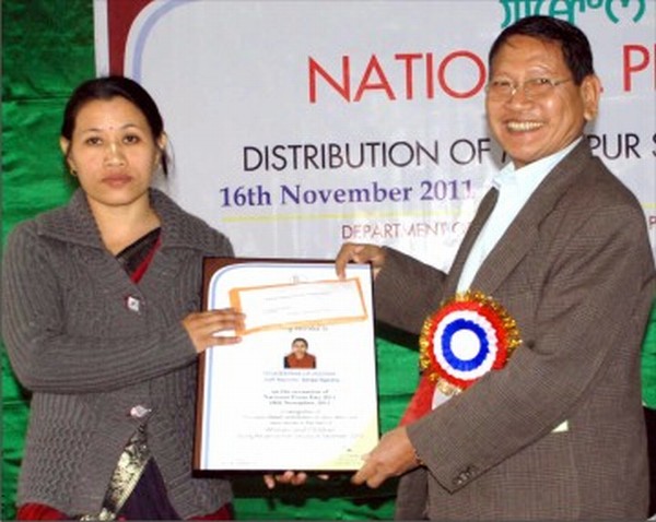 Ng Liklaileima of TSE presented the award by TN Haokip