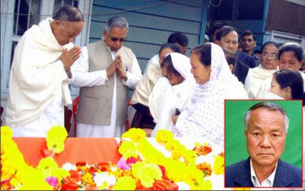 Chief Minister O Ibobi and Lok Sabha MP DFr T Meinya pay their last respect to the late MLA