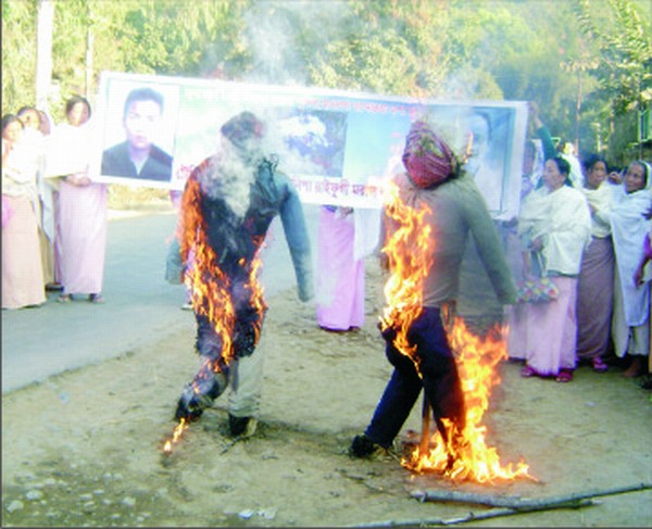 Effigies of KCP-MTF's Kesho Meitei and CE Imomacha set ablaze.