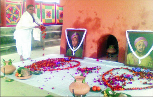 Floral tributes paid to the pictures of Maharaja Gambhir