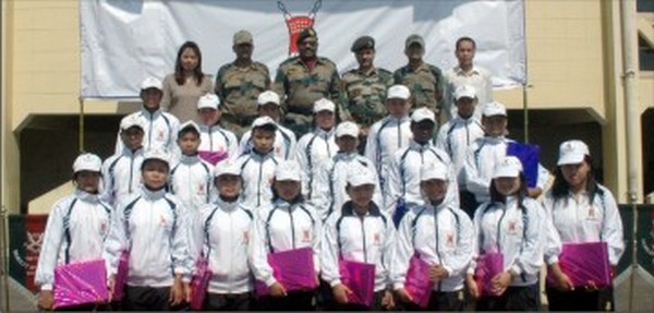 The GOC and officials pose with the school children