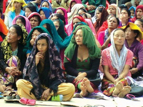 Womenfolk blocking NH-2 in protest against the rape and attempted murder of a teenage girl