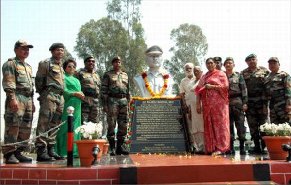 GOC Maj Gen Binoy Poonen and other army officers