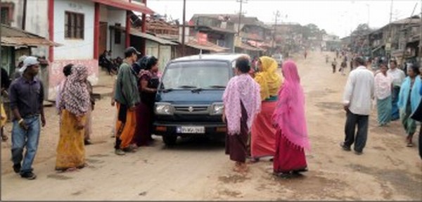 Bandh supporters enforcing Moreh bandh