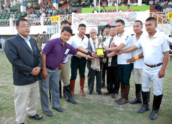 MPSC team members being presented AMUCO Trophy