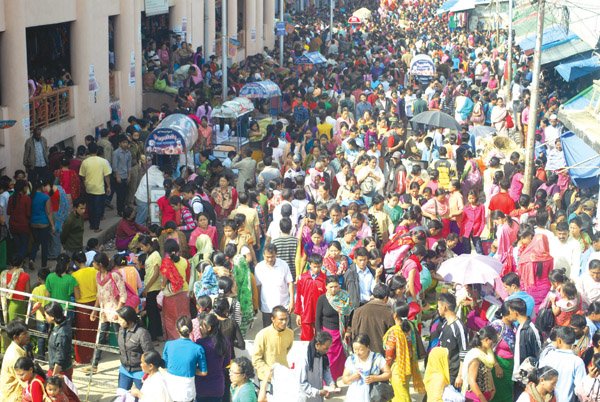 Yaoshang Shopping : Heavy rush of people seen at Khwairamband Bazar on the eve of Yaoshang festival on March 7 2012