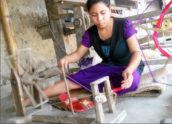 Bembem with shrapnels still embedded in her leg