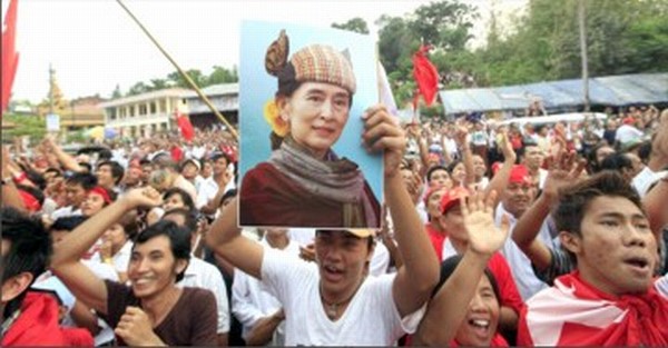 Myanmarese celebrate the landslide victory of the NLD