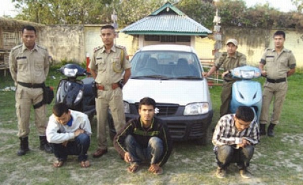 Police along the three arrested vehicle lifters and the vehicles recovered from them