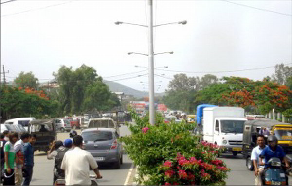 Vehicles crowd the NH-2 stretch along the Kanglapat road