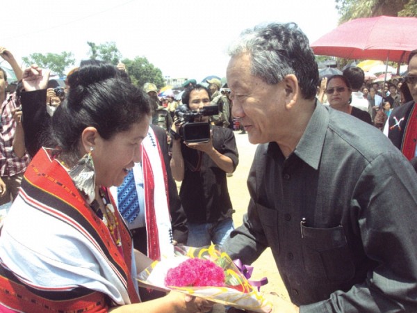 Home Minister Gaikhangam  being welcome at Tamenglong