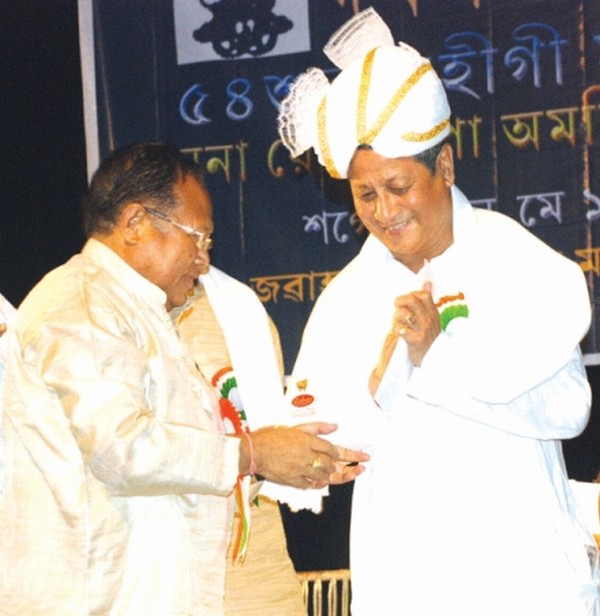 Dr Jodhachandra Sanasam being honoured with Dineshwori Sahitya Award