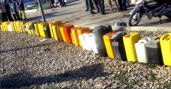 Jerrycans in queue for kerosene given at subsidised rate
